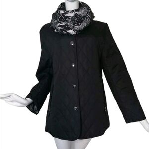 Chic Black Women's Quilted Puffer Jacket with Sca